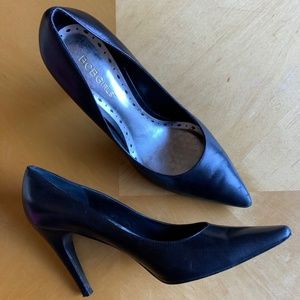 BCBG black leather pump